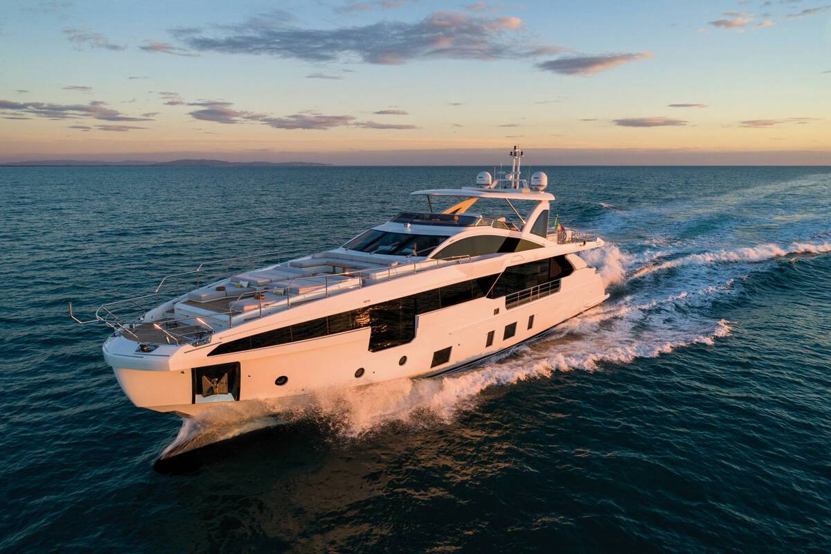 The Azimut Grande 32 Metri underway